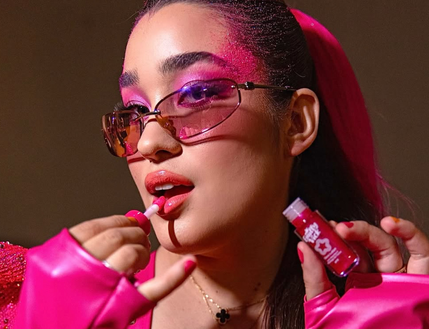 Aplicação de gloss em campanha